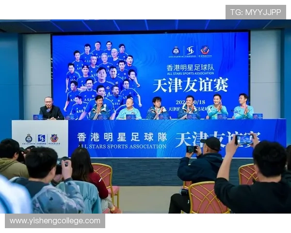 在繁华大街上我化身足球明星尽情展现梦想与激情