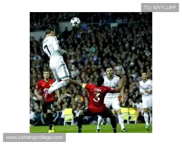 足球明星与路人亲密互动瞬间的精彩瞬间分享